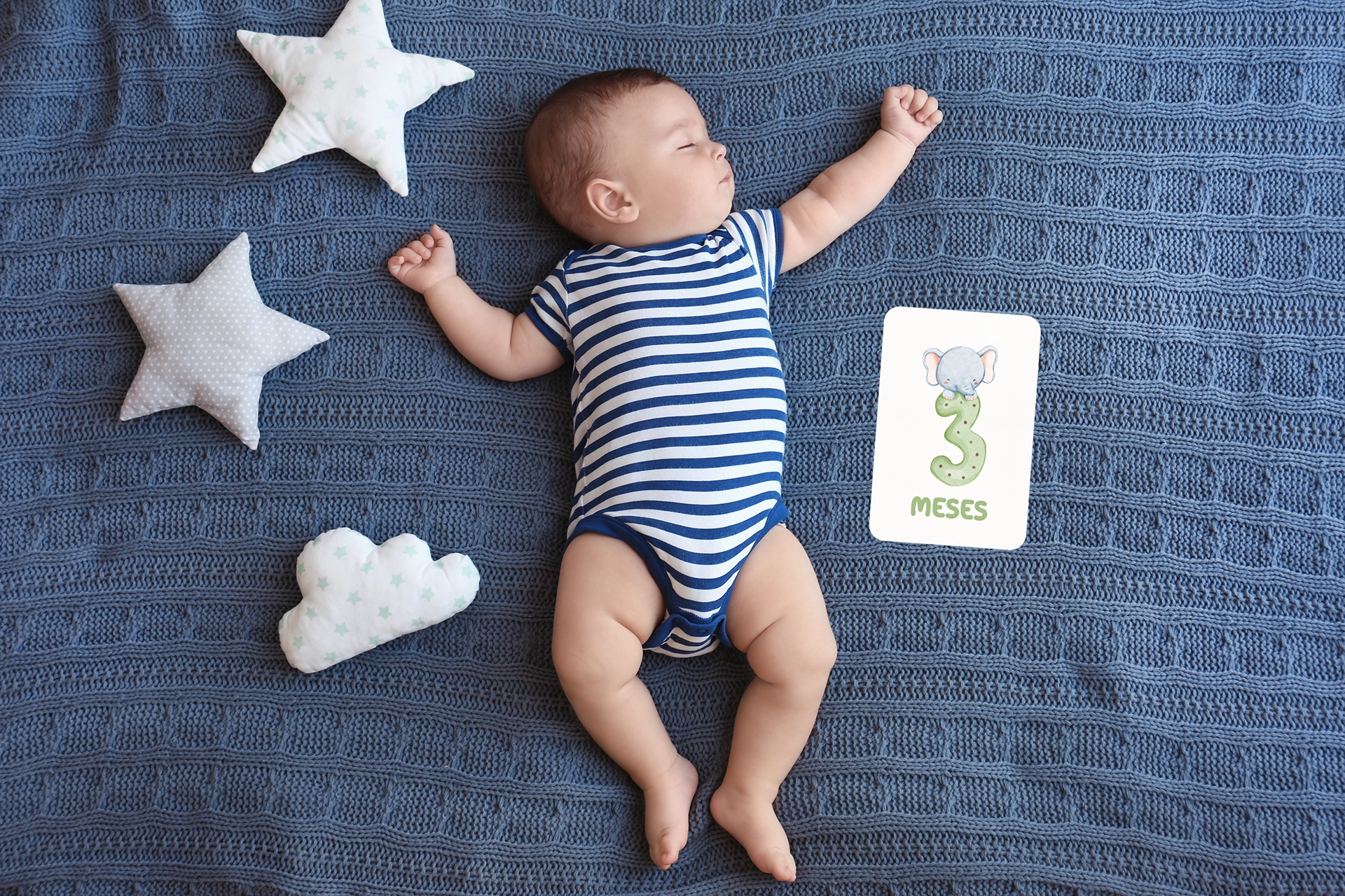 lindo-bebe-durmiendo-en-la-cama copia